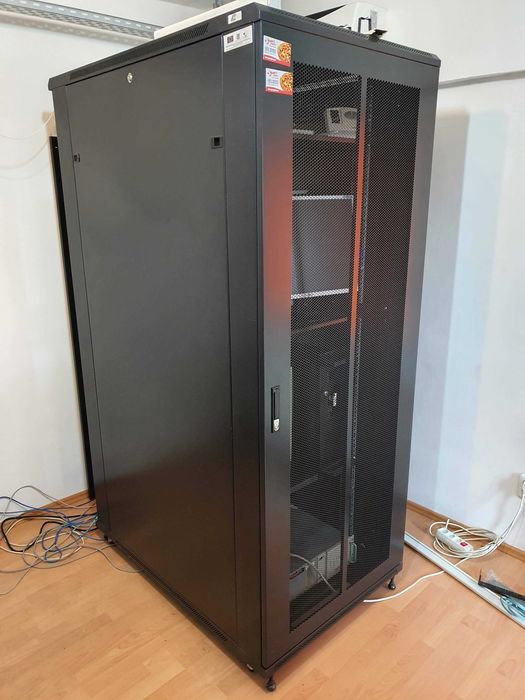 Vand dulap rack 42U montare pe podea