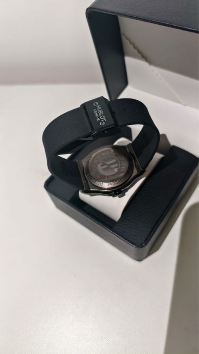 HUBLOT часы.