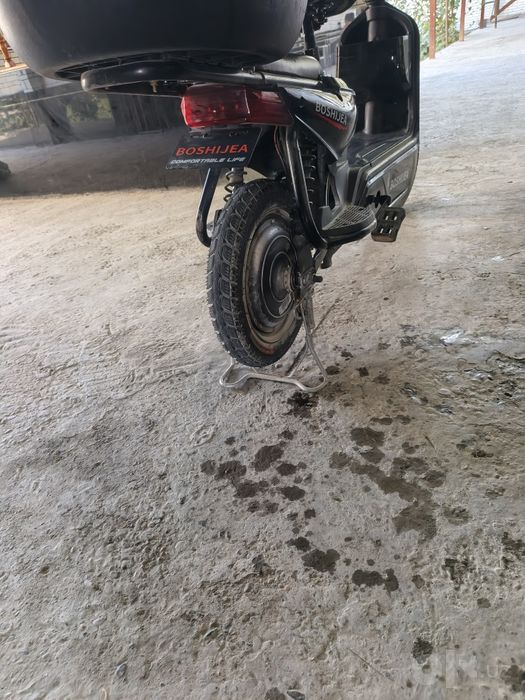 Sukuter elektronik bir zaryad bilan 60 km