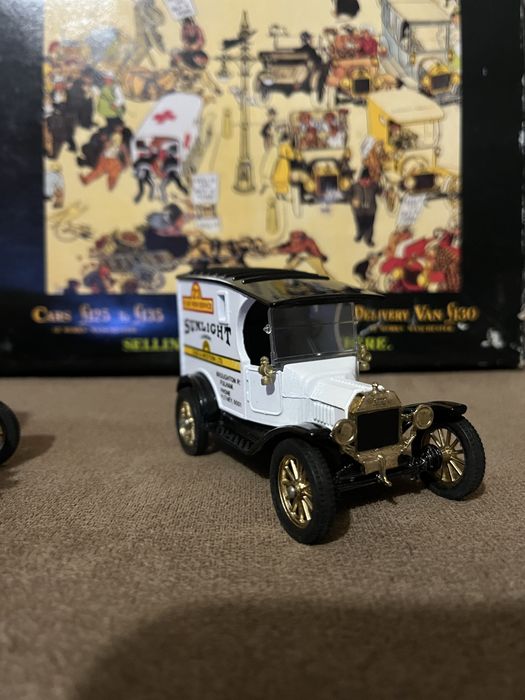 модели на микробуси Ford - колекционерско издание (комплект от 2)