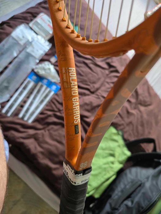 EDITIE LIMITATA - Wilson Blade 98 (18X20) V8.0 Roland Garros + CADOU