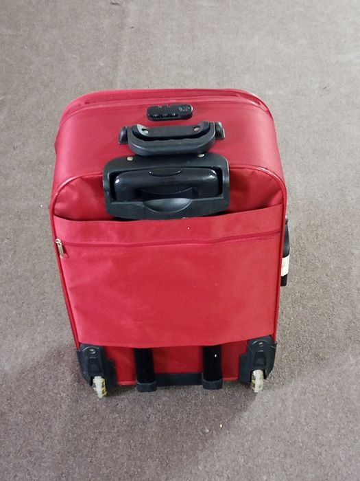 Чемодан красно-бордовый