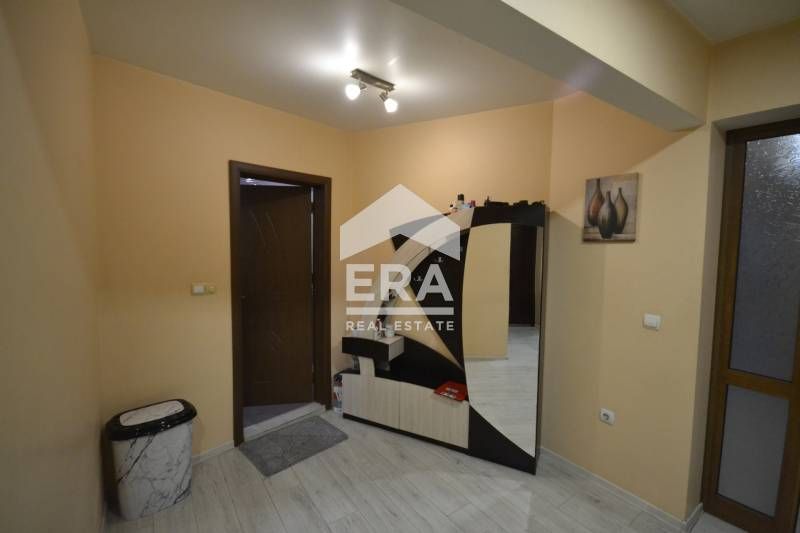 Продава се Тристаен апартамент в Хасково, Център - 100 кв.м за 1377 €/кв.м - Снимка #2