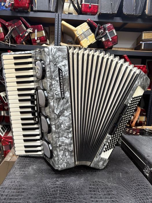 Acordeon Weltmeister Stella cu 120 de basi, surdina, camera, cassotto