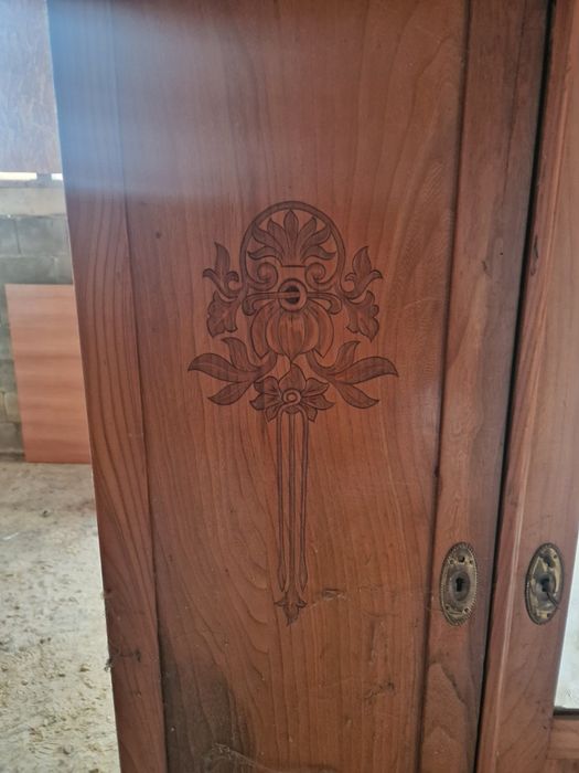 Масивен стар гардероб