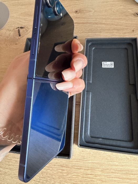 Samsung Z Flip7 nou