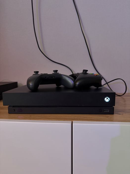 Xbox One X и 2 геймпада