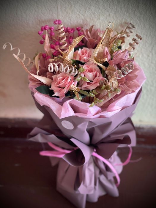 Аранжирани букети от сухи и изкуствени цветя