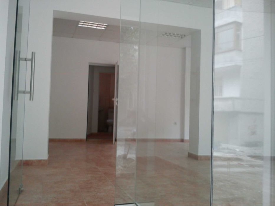 Дава се под наем Магазин в Шумен, Център - 40 кв.м за 280.5 € - Снимка #2