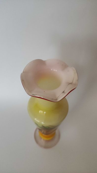 Красива многоцветна ваза от художествено стъкло