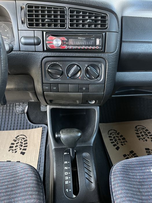 Volkswagen Golf.)