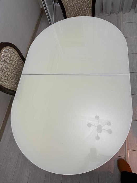 4 стула и кухонный стол