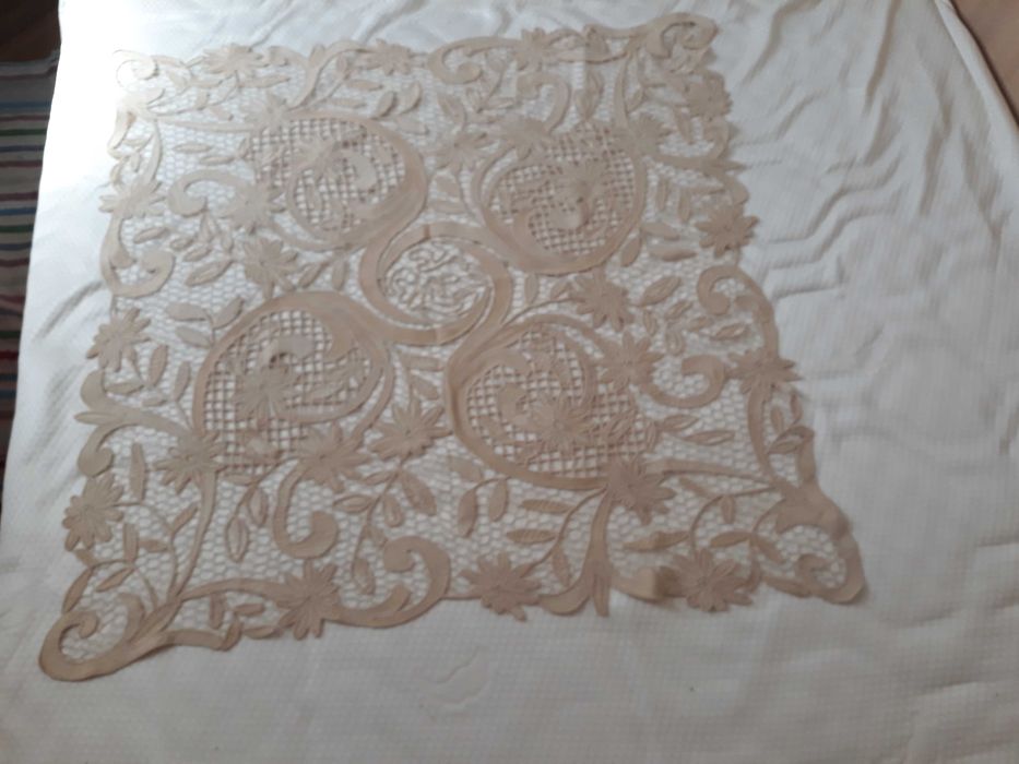 Fata de masa din macrame