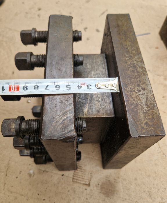 Продавам държач за ножове