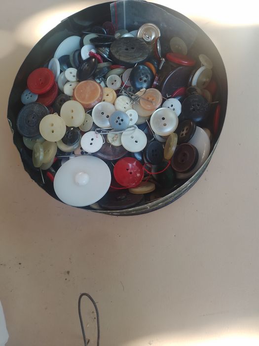 Vind geanta foarte veche ani 50 vitrege nasturi vechi o cutie de halva plina anii 50 mai multe relatii la tel