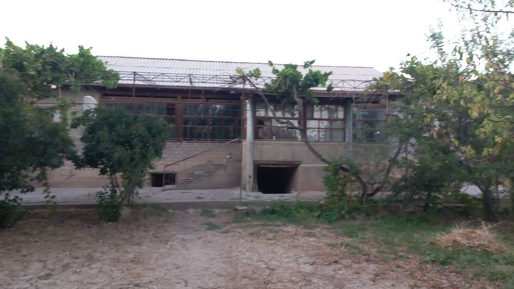 Hovli sotiladi 8 sotiq