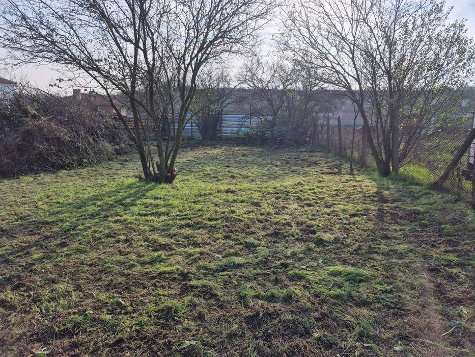 Двуетажна къща с двор