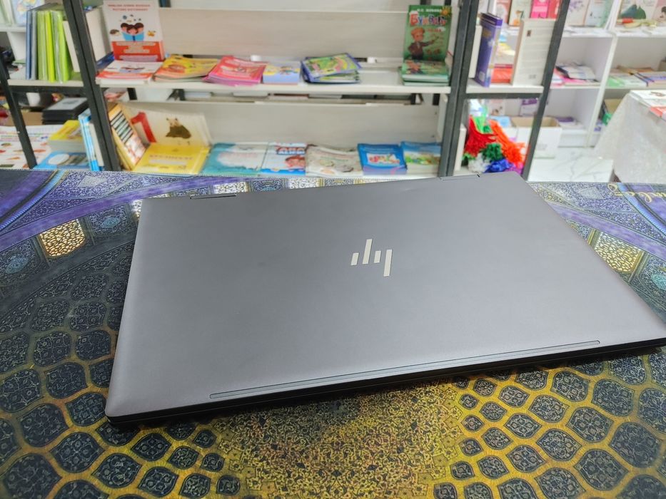 HP envy x360 AMD Ryzen 7 5700U 4.3GHz.