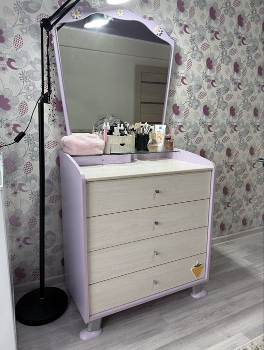 Продам комод с зеркалом