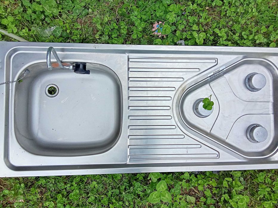 Плот мивка за каравана с три газови котлона - 50 евро.