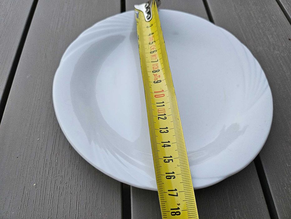 Порцеланови чинии 12 броя за 10 лева