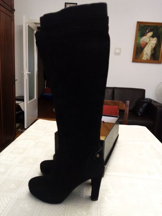 Cizme piele întoarsă culoare neagra.