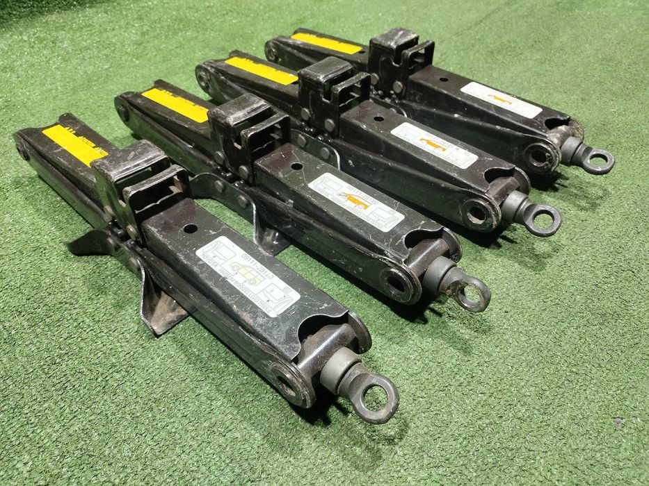 Продам Оригинальный домкрат на Минивэн