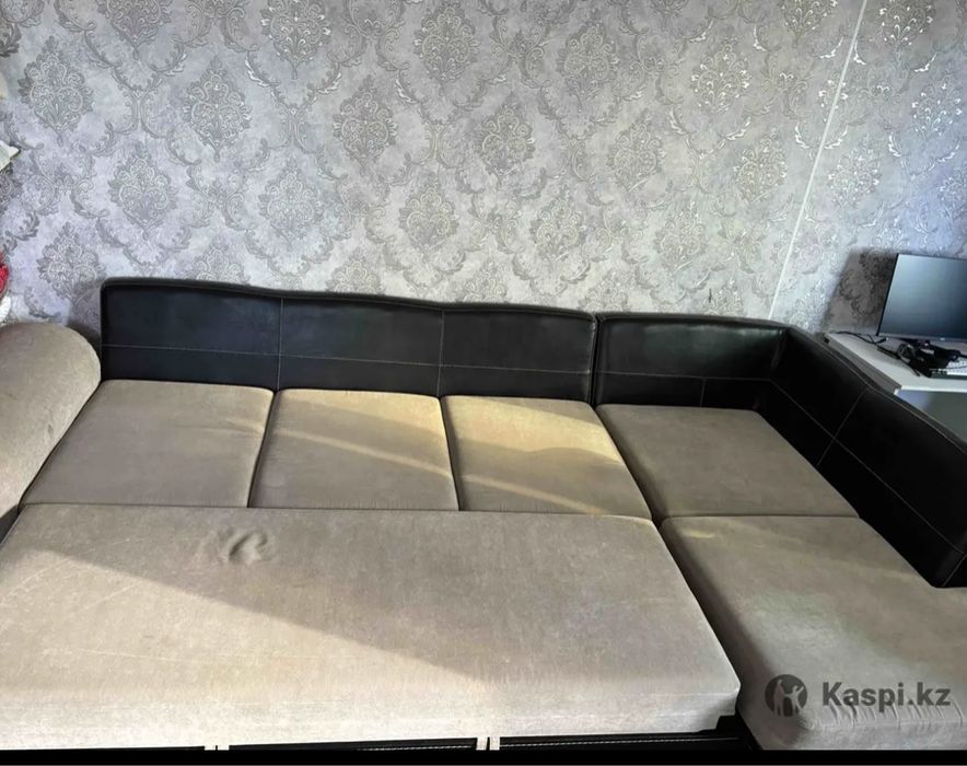 Диван черного цвета
