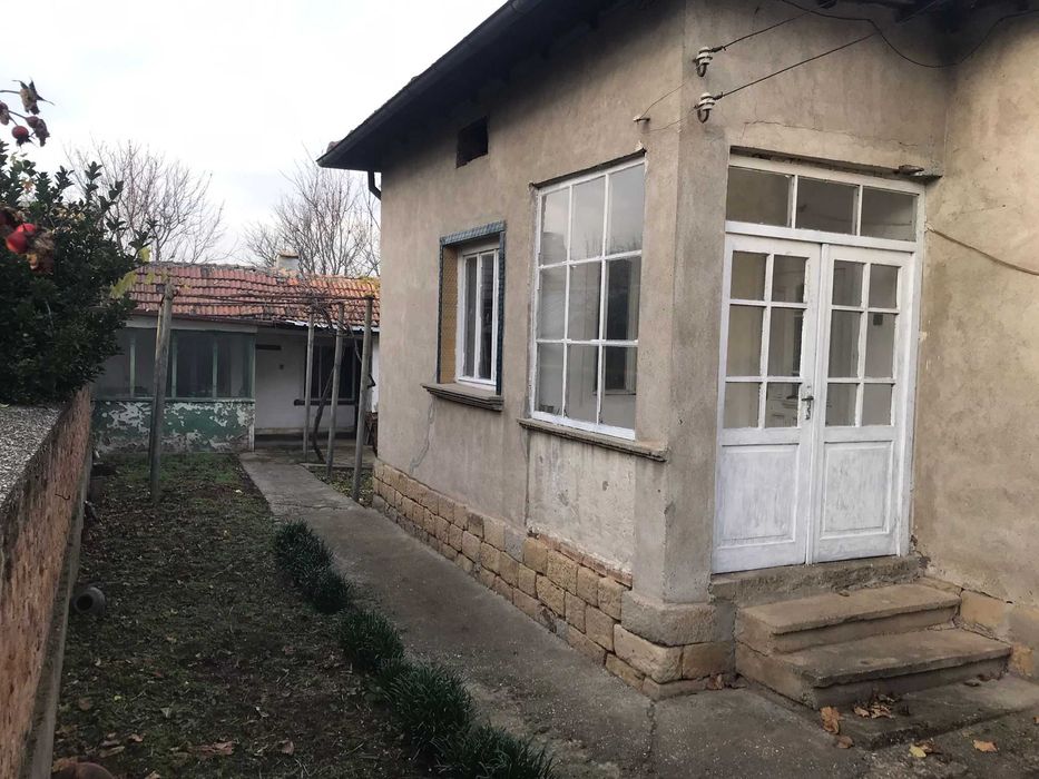 Едноетажна къща с двор