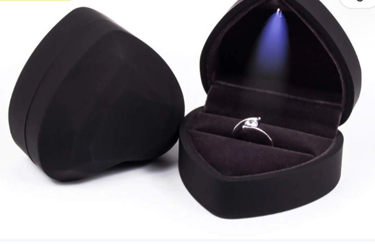 Cutie pentru inele din catifea cu lumina LED