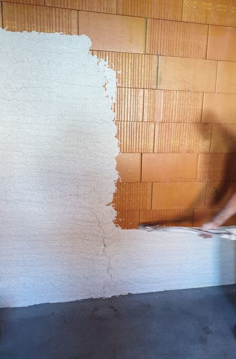 Tencuit Manual pe baza de ciment sau ipsos