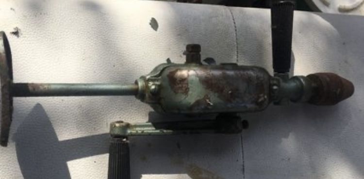 Руски самовар и полска ръчна дрелка