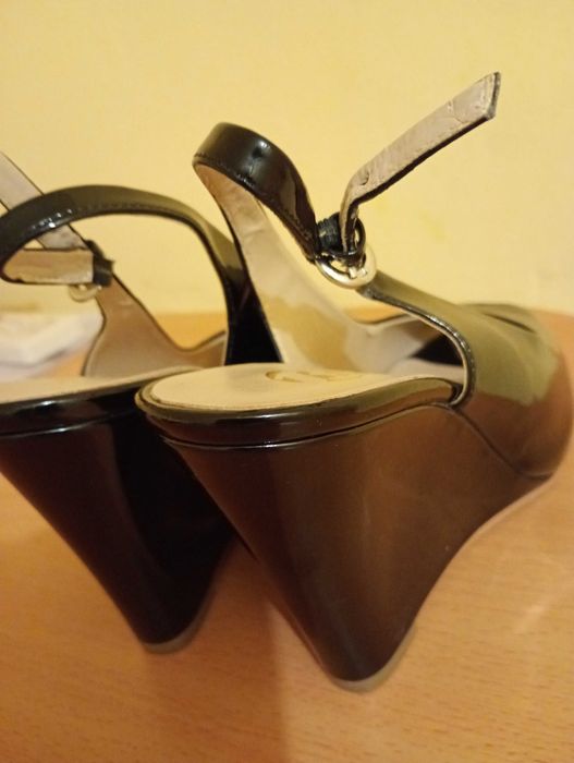 Лачени сандали Bata Промоция!