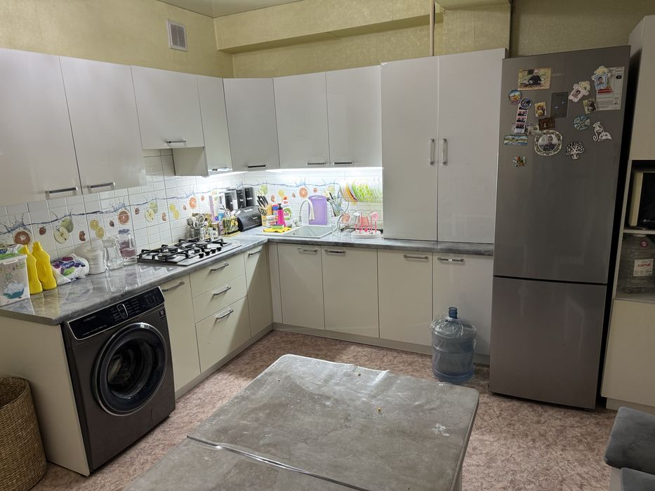 Кухонный гарнитур, стиральная машина, газовая поверхность