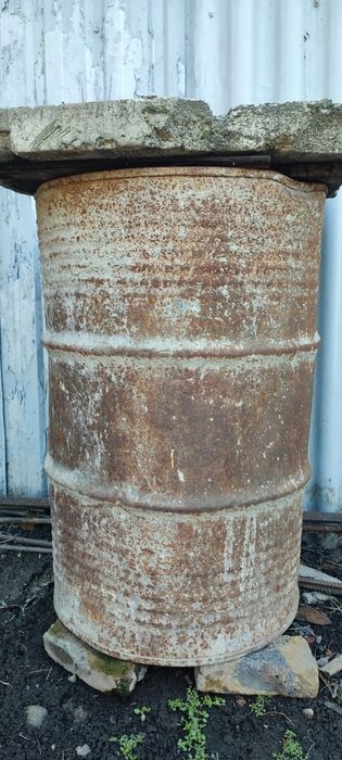 Металлическая ёмкость.