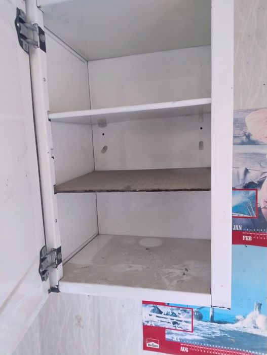 Продавам метални шкафове