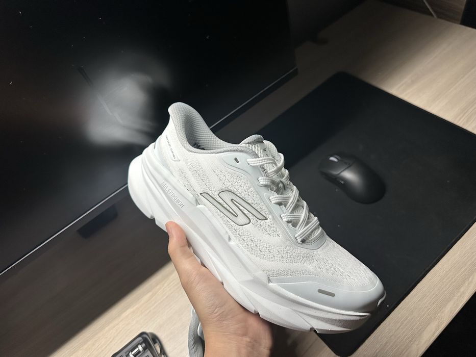 Skechers max cushioning premier