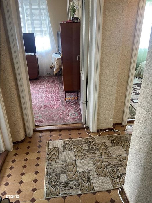 Apartament 3 camere , zona Scoala nr 10 , et 78 , decomandat , liber