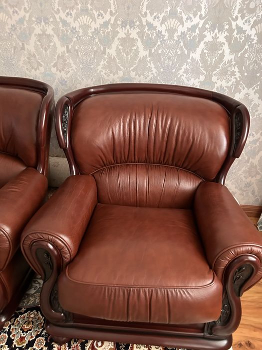 Кожаный диван с креслами