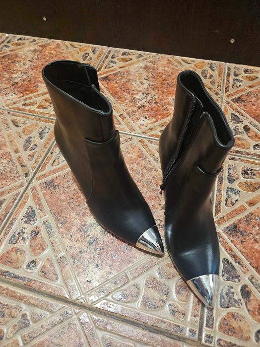 Дамски боти с метален връх