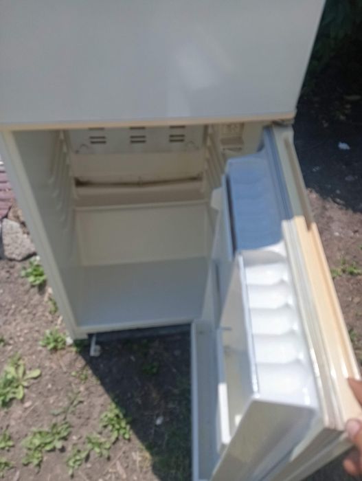 Рабочий холодильник продам