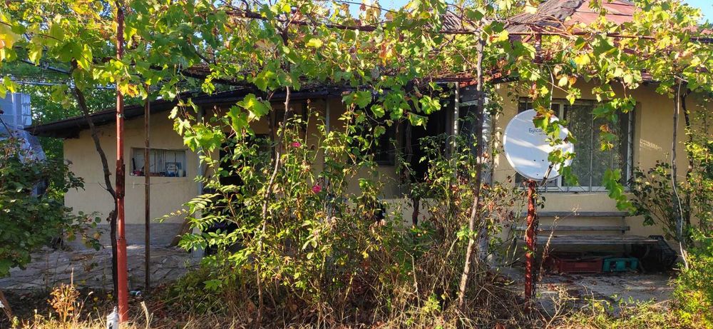 Къща с двор, лозе, басейн, беседка, кладенец с. Козаревец (Ст Загора)