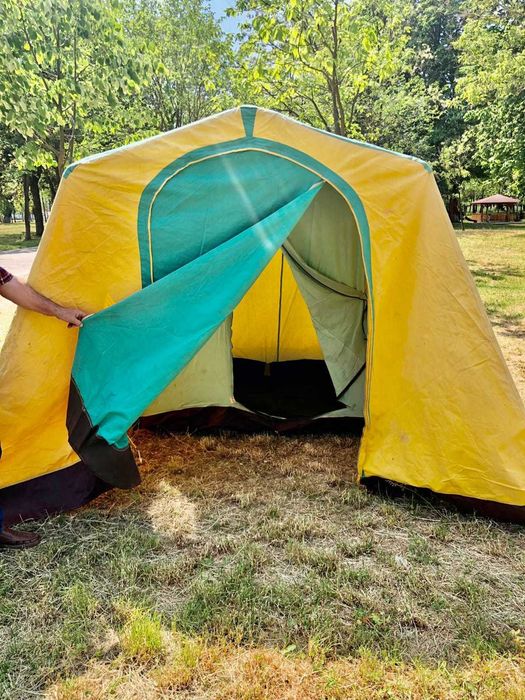 Cort 2 persoane pe schelet metalic cu hol si dormitor