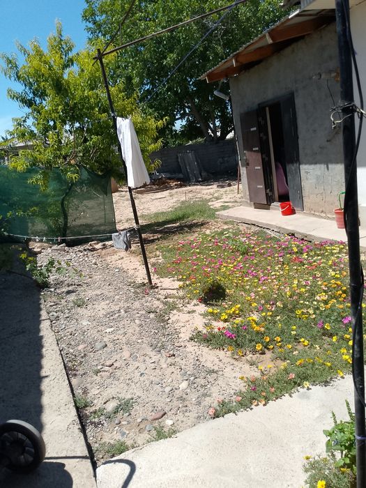 Hovli uy sotiladi