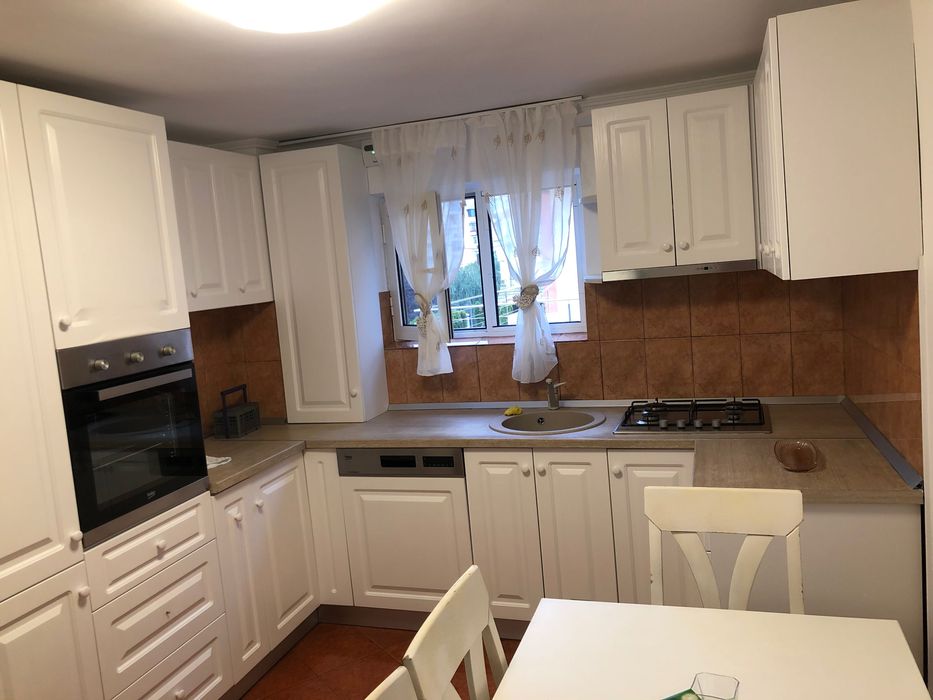 Închiriez Apartament cu 4 camere și curte