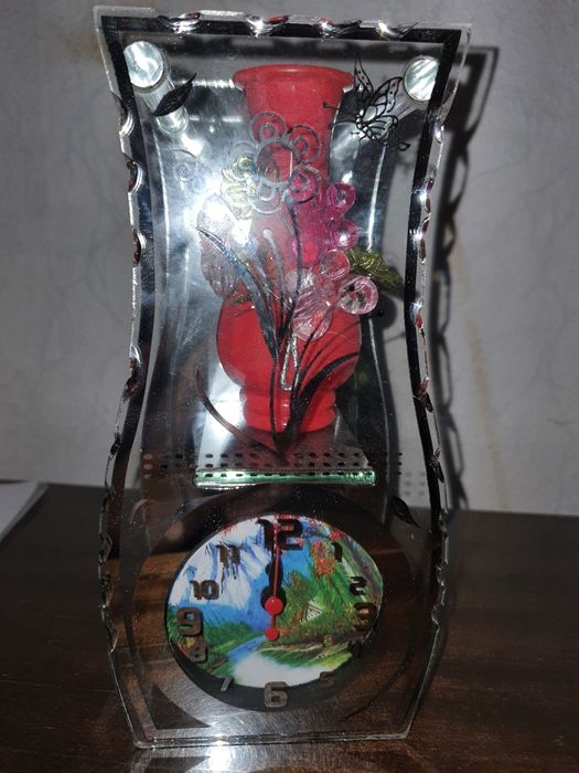 Стъклена ваза с часовник