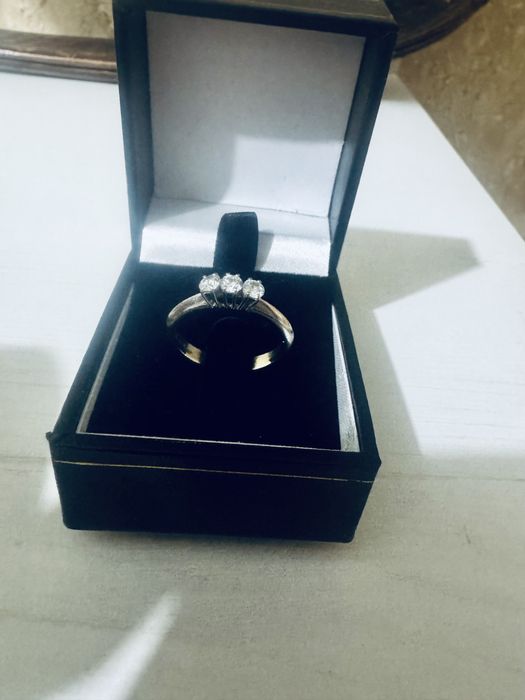Inel logodna Trilogy din aur alb de 18k cu diamante naturale 0,64 ct