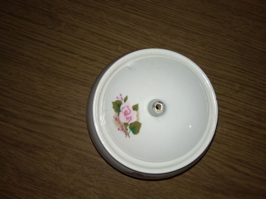 Чайник и сахарница .