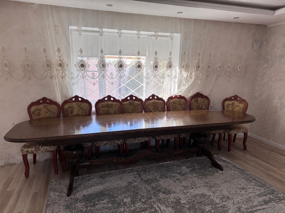 Стол со стульями