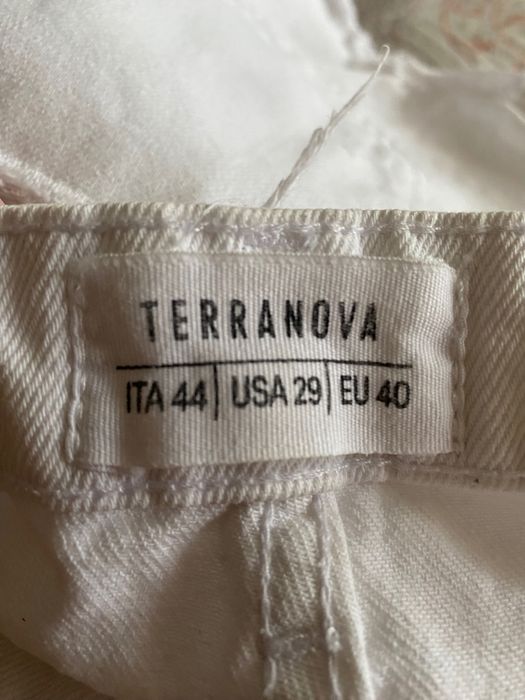 Бели къси панталони